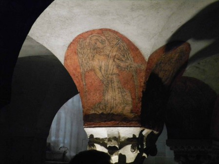 Détail d'un pilier de la crypte.