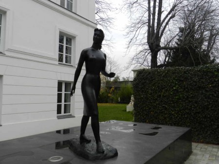 "Femme en marche" 1956-58 dans la cour d'honneur du château.