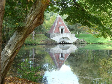 Pyramide de briques roses inspirée de celle de Caïus Cestius à Rome.