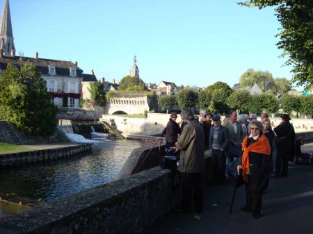 Nous attendons au bord du Loir.