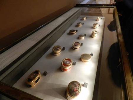 Collection de boîtes, nécéssaires et étuis.