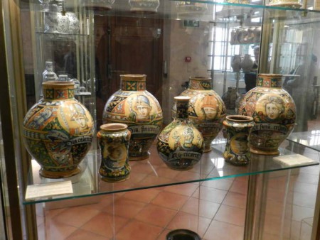 Vases ovoïdes à décor polychrome.