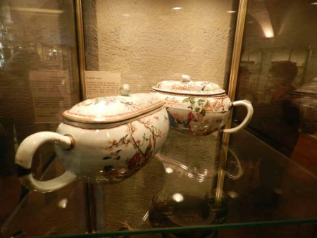 Bourdaloues couverts en porcelaine.