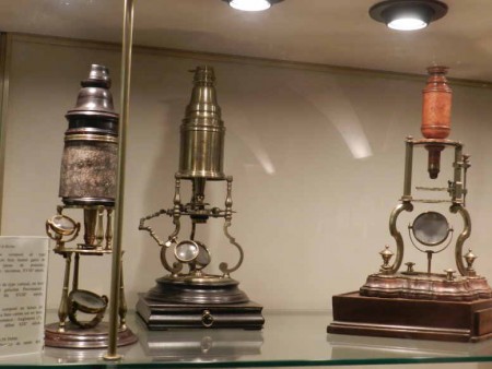 Microscope en bois tourné garni de galuchat. Microscope en laiton, base carrée en bois naturel.