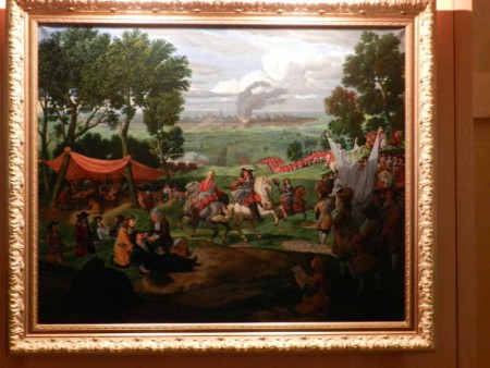 Siège de Maastricht, Louis XIV sur son cheval blanc. Au premier plan, un médecin soigne d'Artagnan.