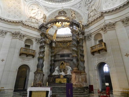 La nativité qui décore le maître autel est de Michel Anguier.