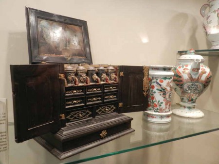 Pharmacie portative en placage d'ébène, serrurerie en laiton doré.