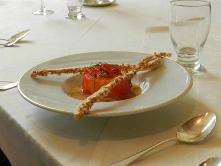 Terrine de suprêmes d'agrumes (orange-pamplemousse) /crème au thé/vanille-noisettes-amandes. Baguette de pâte feuilletée / caramel / sauce aux zestes confits d'orange macérés dans de la grenadine et de la menthe / glace amande