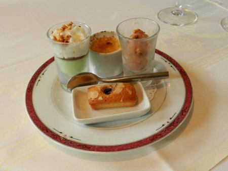 Café, oui mais café gourmand : crème brûlée aux épices douces / glace à la figue / financier au cassis / after-eight glace menthe chocolat / crème vanille