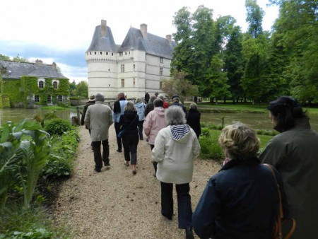 Au coeur de la Tourraine, le château de l'Islette enserré dans les bras de la rivière rapelle celui d'Azay-le-Rideau.