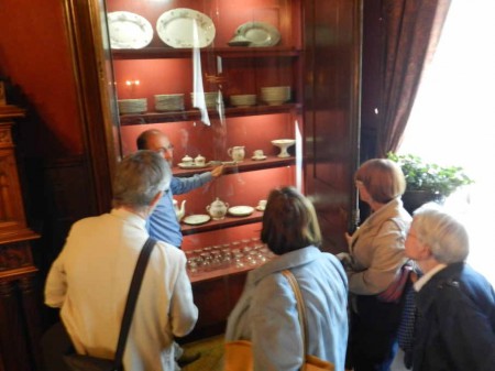 Dans les placards sont présentés de nombreux objets appartenant à Jules Verne et à son épouse.