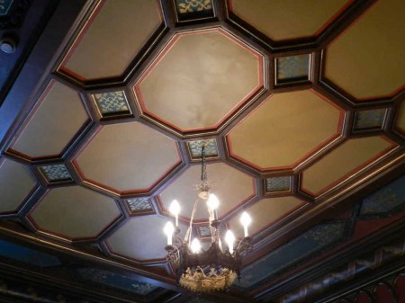 Plafond à caissons de la salle à manger.