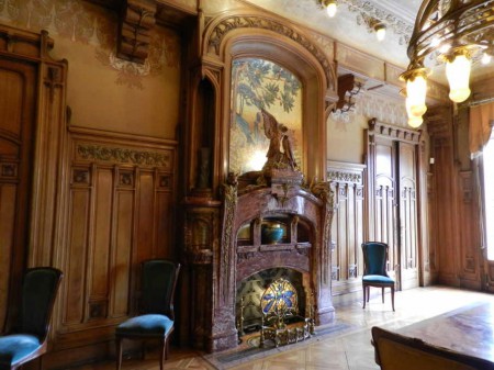 cheminée monumentale en onyx rouge.