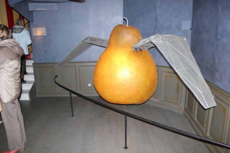 MAISONS SATIE. 1er juillet 1925, mort d'Erik Stie.  "son âme facétieuse, en forme de poire, s'envole à tire-d'ailes, dans le  ciel   étoilé "