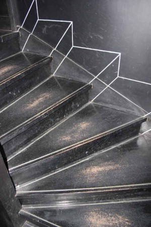 MAISONS SATIE. Escalier surprenant. "Mille marches".