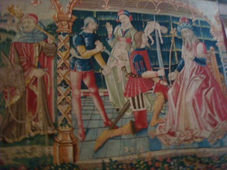 Les tapisseries de Beaune, dites "à mille fleurs", sont tissées en laine et en soie.  