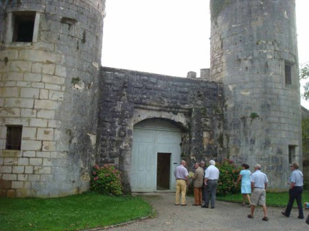 Accès à la cour intérieure du château de Germolles.