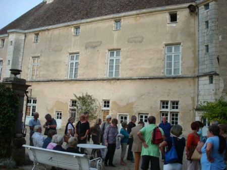 Le groupe attend les explications du propriétaire de ce château.
