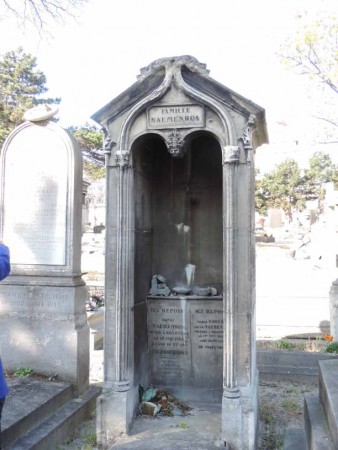 Ici repose une personne qui a la particularité d'avoir vécu sous Louis XV, Louis XVI, Napoléon 1er, Louis XVIII, Charles X et Louis Philippe...