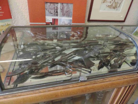 Le travail de la vigne est très présent. Ici divers outils de taille.