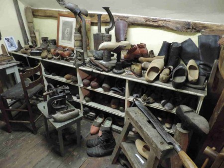 l'évocation du métier de savetier, cordonnier, bottier...