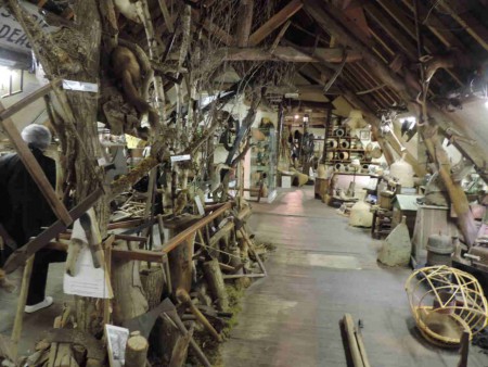 Belle exposition de matériels agricoles et activités artisanales du siècle dernier.