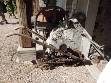 Motoculteur (EU) "Spry Wheal". Monocylindre 100cm3, 2 temps, prise directe.