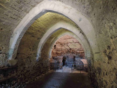 Dans la cave du XIIème siècle, est présenté  le gros matériel du vigneron.