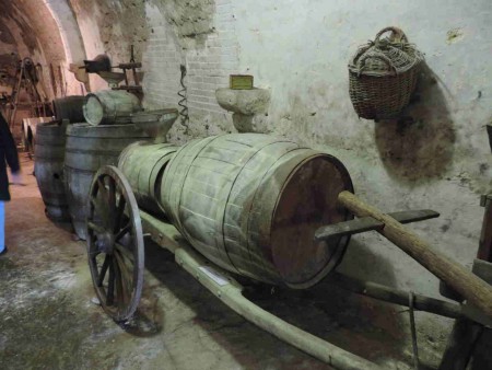 Haquet, charrette réservée au transport des tonneaux.