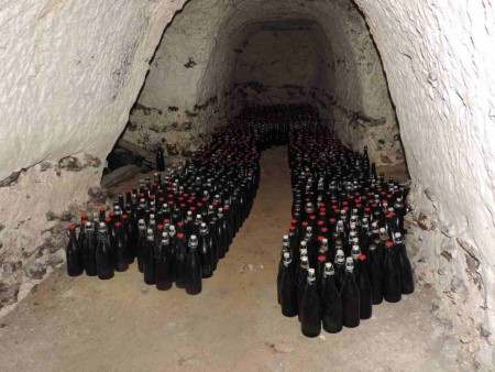 Un petit coup d'oeil sur la réserve. Quelques bouteilles du vin blanc sec drouais.