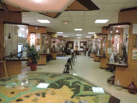 Au rez de chaussée, une grande salle moderne présente l'histoire du vignoble drouais depuis l'époque romaine et son implantation avant la  Révolution.