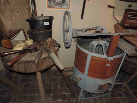 Dans cette pièce, de nombreux objets du début du XXème siècle avec l'ancêtre de la machine à laver...