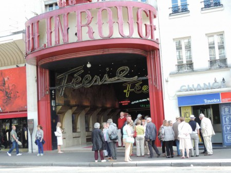 Pour la dernière visite de la saison, rendez-vous est donné devant le Moulin Rouge, cabaret parisien fondé en 1889 par Joseph Oller et Charles Zidler. Depuis le 23 décembre 1999, le spectacle "Féerie" est à l'affiche.