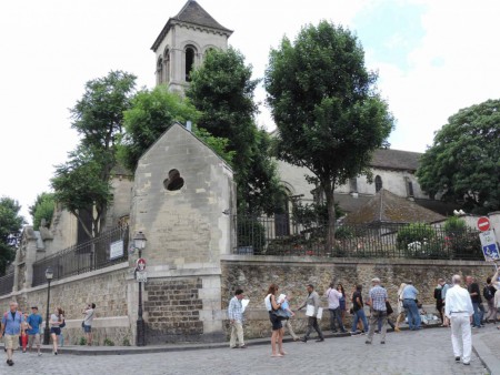 Eglise Saint Pierre de Montmartre. Début construction : 1134. Elle  est classée au titre des monuments historiques. C'est dans le cimetière du Calvaire, autour de cette église, que repose Nicolas-Charles Debray, créateur du Moulin de la Galette.