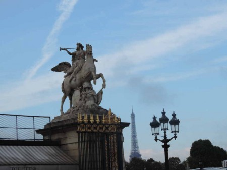 De l'autre côté, la Renommée montée sur Pégase.