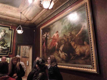 La visite commence par la salle du sanglier.