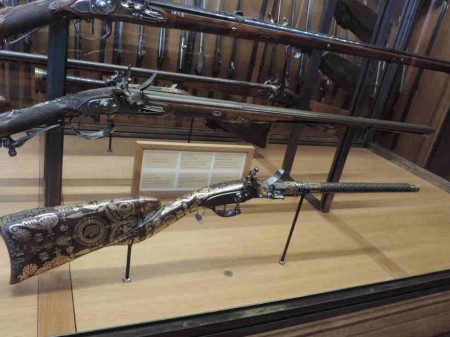 Salle des trophées : Quelques fusils remarquables.