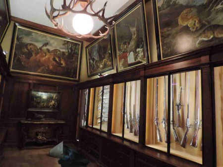 Cette salle donne une réelle énergie à la pièce qui ne ressemble définitivement pas aux trophées de chasse classiques.