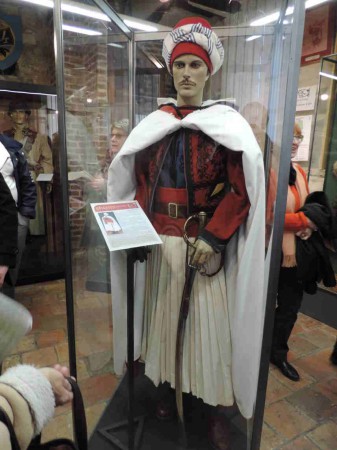 Tenue de spahis de l'époque 1902. A l'origine il s'agissait d'un costume turc avec turban, veste rouge, pantalon à la mameluck et burnous rouge.