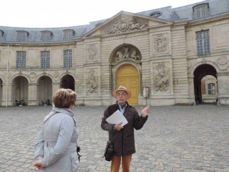 Notre conférencier surprise, Daniel, nous a donné rendez-vous face au château, devant les "Petites Ecuries"