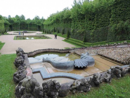 BOSQUET DES TROIS FONTAINES. La fontaine inférieure est un basin octogonal. La fontaine intermédiaire est un bassin carré encadré de 4 jets droits. La cascade supérieure est un bassin arrondi encadré par 2 escaliers.