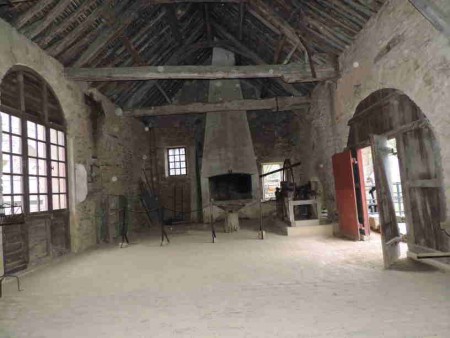 La fenderie. Pièce où les barres de fer sont tranformées en produits semi-finis.