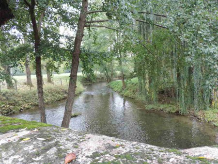 En sortant du bâtiment industriel, direction le jardin.