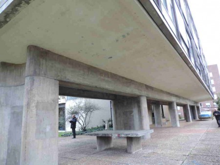 Double rangée de pilotis dégageant le rez-de-chaussée, plan libre pour l’accueil, façade libre en mur rideau, fenêtres en longueur et toit terrasse. C’est le premier édifice moderne construit à la Cité Universitaire par Le Corbusier.