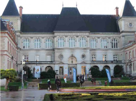 La cité, lieu de vie unique au monde, accueille 12000 étudiants et chercheurs de 140 nationalités différentes
