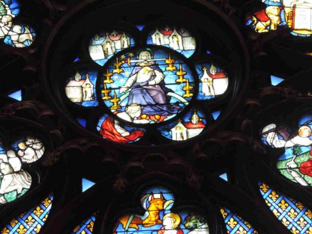 Cette rose représente l'Apocalypse dans six grands fuseaux convergeant vers un Christ en majesté dans l'oculus.