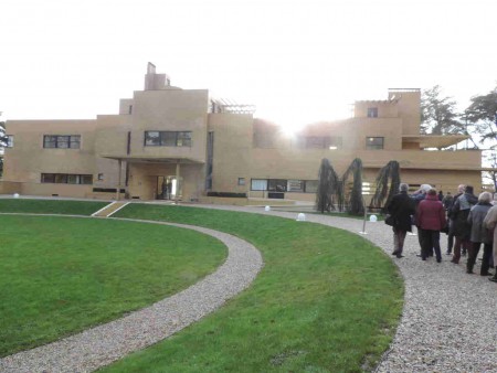 Conçue par Robert Mallet-Stevens, terminée en 1932, La  villa Cavrois est l’une des  plus célèbres réalisations d’ architecture  et décors  modernes en  France. Ici la face nord.