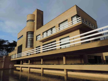 Grandes baies au midi pouvant s’ouvrir  largement. Grandes surfaces vitrées donnant le  maximum de clarté.