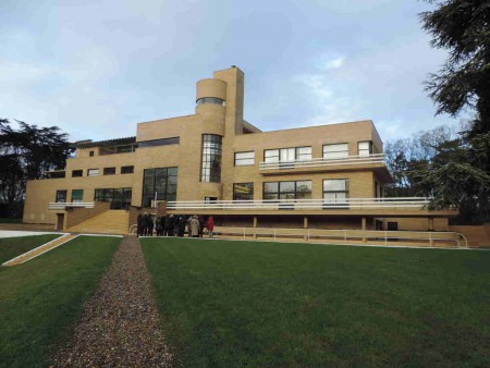 Demeure  pour  une  famille  nombreuse.  Demeure  pour  une  famille  vivant  en  1934 :  air  lumière,  travail, sports, hygiène, confort, économie. Tel était le programme. 