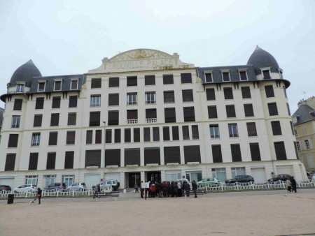 Dans les années 1910 le Trouville Palace est le premier à proposer le confort moderne et des ascenseurs.